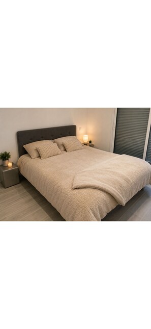 Iron/ironing board, WiFi, bed sheets