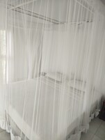 Una cama con dosel.