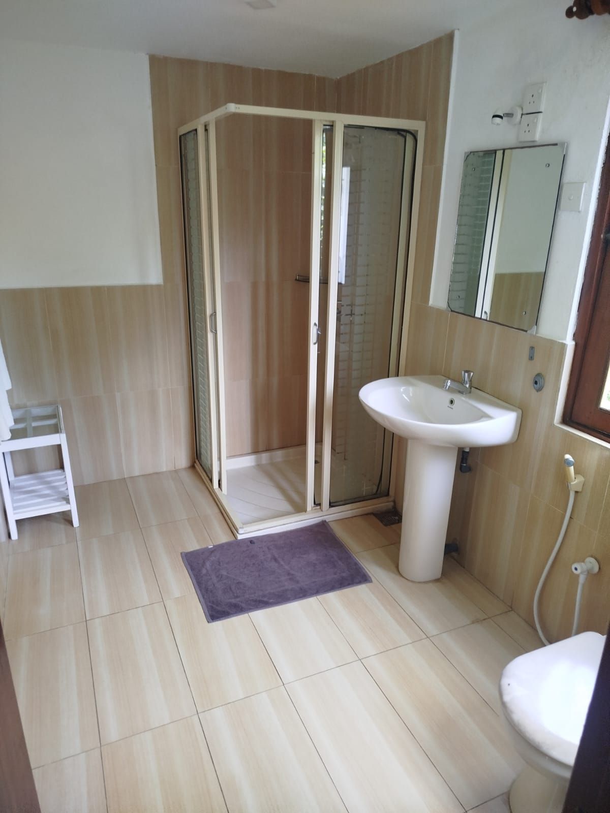 Ein Badezimmer mit Dusche, Waschbecken und Toilette.