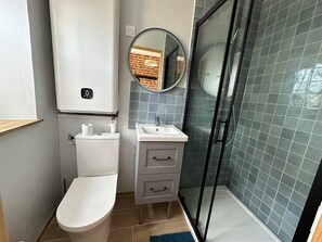 Een douche, zeep, shampoo