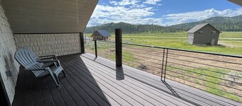 New Build, AC, Hot Tub, 15 Min to Yellowstone