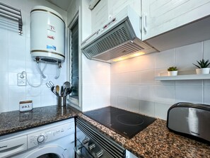 Frigorífic, microones, forn i cafetera i tetera