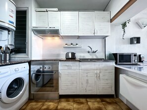 Køleskab, mikrobølgeovn, ovn, kaffe-/temaskine