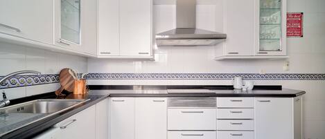 Réfrigérateur, four à micro-ondes, lave-vaisselle, cafetiÚre-théiÚre