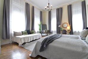 3 bedrooms, bed sheets - Spacious central 3 bedroom 3 bathroom (Budapest)