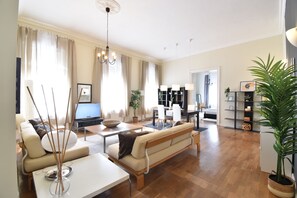 Living area - Spacious central 3 bedroom 3 bathroom (Budapest)