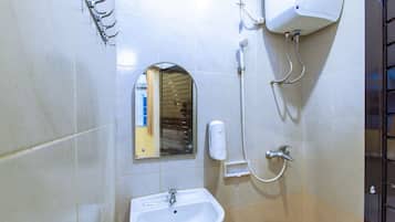 Deluxe Double or Twin Room, 1 Bedroom | Bathroom