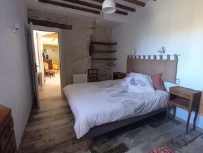3 bedrooms, free WiFi, bed sheets - Charming Renovated Cottage with Heated Pool, Near Beaches and Nature, Pet-Friendly (Challans)