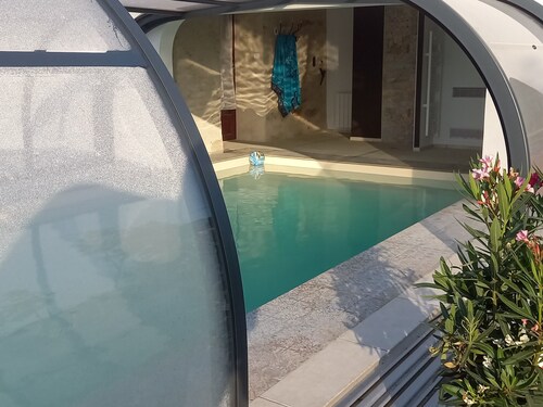 Gîte rénové avec piscine chauffée et jardin clos, à proximité des plages et de la campagne bio.