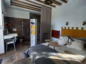 3 عدّة غرف نوم وواي فاي مجانًا وملاءات أسرّة