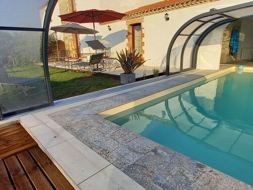 Gîte rénové avec piscine chauffée et jardin clos, à proximité des plages et de la campagne bio.