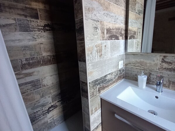 Towels - Charming Renovated Cottage with Heated Pool, Near Beaches and Nature, Pet-Friendly (Challans)