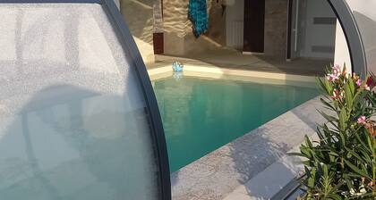 Charming Renovated Cottage with Heated Pool, Near Beaches and Nature, Pet-Friendly