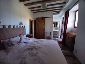 3 عدّة غرف نوم وواي فاي مجانًا وملاءات أسرّة