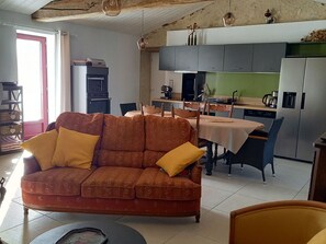 TV - Charming Renovated Cottage with Heated Pool, Near Beaches and Nature, Pet-Friendly (Challans)
