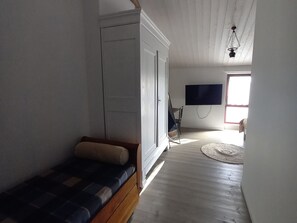 3 bedrooms, free WiFi, bed sheets