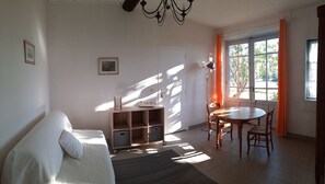 4 bedrooms, iron/ironing board, travel crib, free WiFi