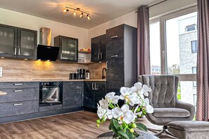 ثلاجة، فرن، موقد طهي مسطح، غسالة أطباق