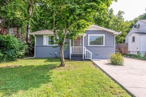 Exterior - Welcome to our Sunny,  peaceful, and centrally-located home (Nashville)