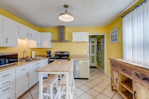 Fridge, microwave, oven, stovetop - Welcome to our Sunny,  peaceful, and centrally-located home (Nashville)