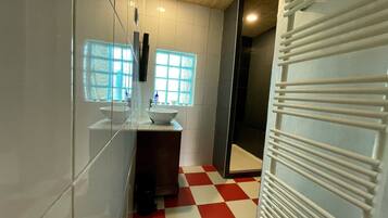 Shower, jetted bath, towels