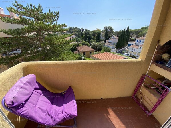 Property grounds - "Charming Apt Near Beach & Shops, Parking Included, Cavalaire-sur-Mer" (Cavalaire-sur-Mer)