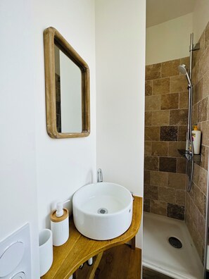 Shower, hair dryer, towels, soap - Plage, Marché & Centre Ville (Les Sables-d'Olonne)