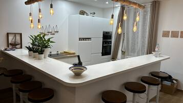 Een koelkast, een microgolfoven, een oven, een kookplaat