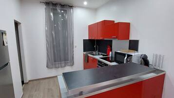 Réfrigérateur, micro-ondes, four, plaque de cuisson