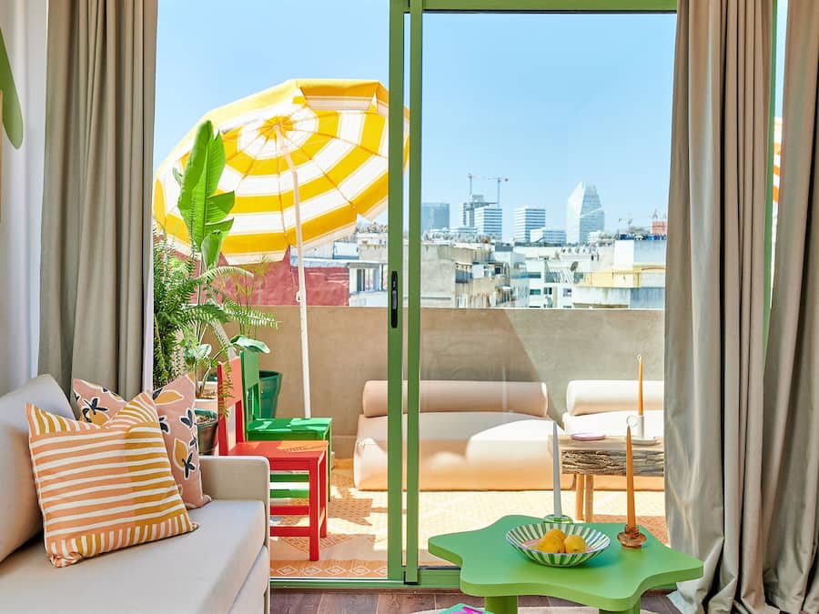 Leilighet – elite | Oppholdsområde | En 42-tommers smart-TV med Parabol-TV samt TV