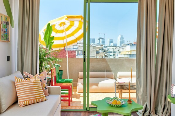 Appartement Élite | Aire de séjour | Téléviseur connecté de 42 po avec télévision par satellite, téléviseur