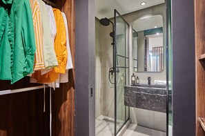 Executive appartement | Badkamer | Een douche, een regendouche, designer toiletartikelen, een haardroger