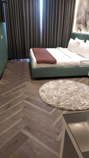 Deluxe Room | Desk, laptop workspace, soundproofing, free WiFi - Redwood Resort (Panchkula)