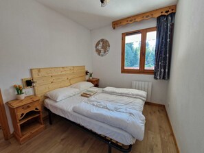 2 Schlafzimmer, Reisekinderbett, kostenloses WLAN, Bettwäsche