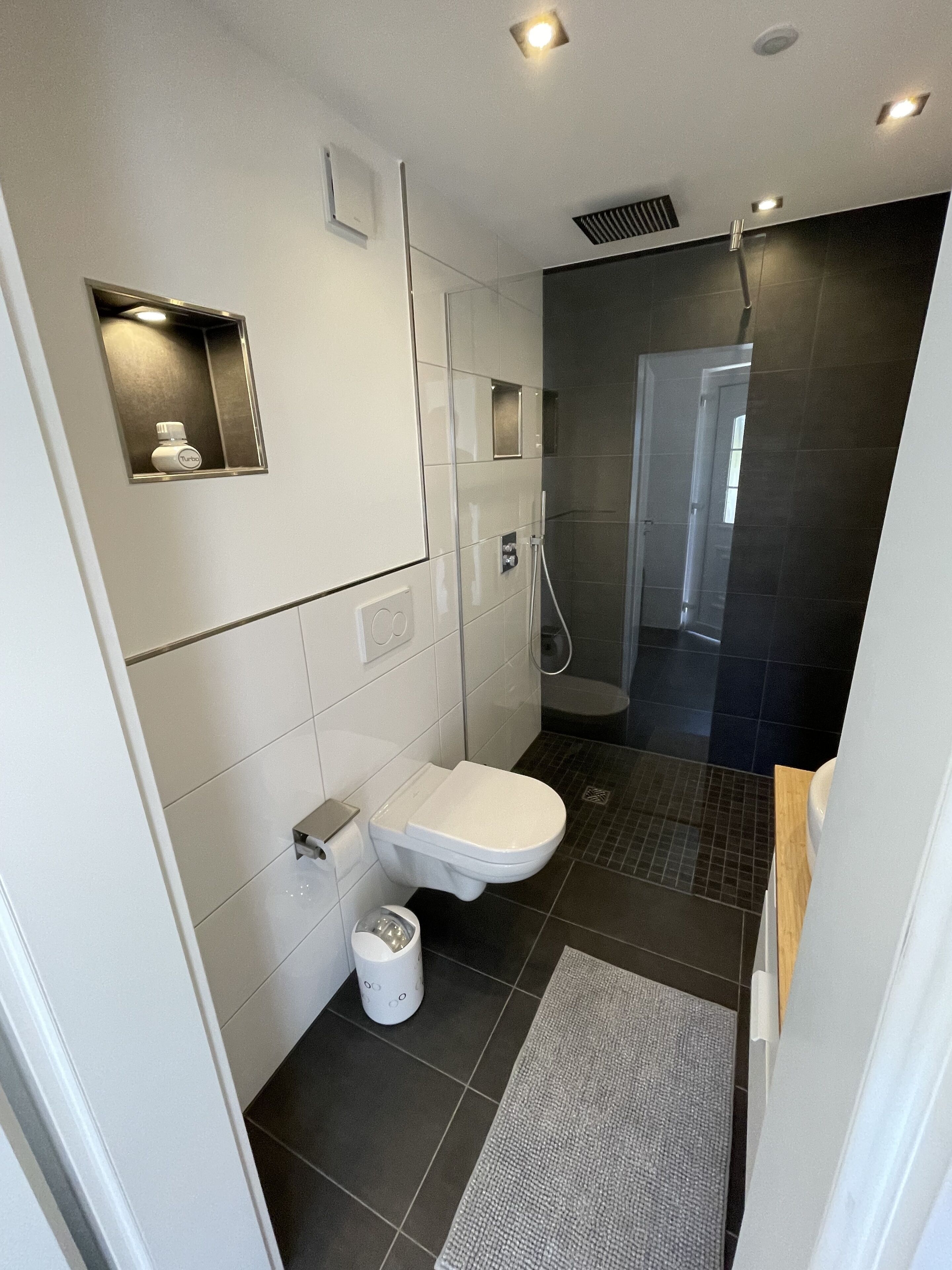 Een douche, een haardroger, handdoeken, zeep