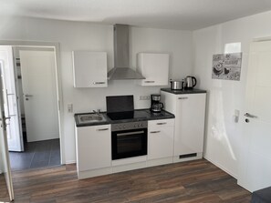 Kjøleskap, mikrobølgeovn, ovn og kokeplater