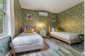 5 chambres, bureau, fer et planche à repasser, lit de bébé portatif