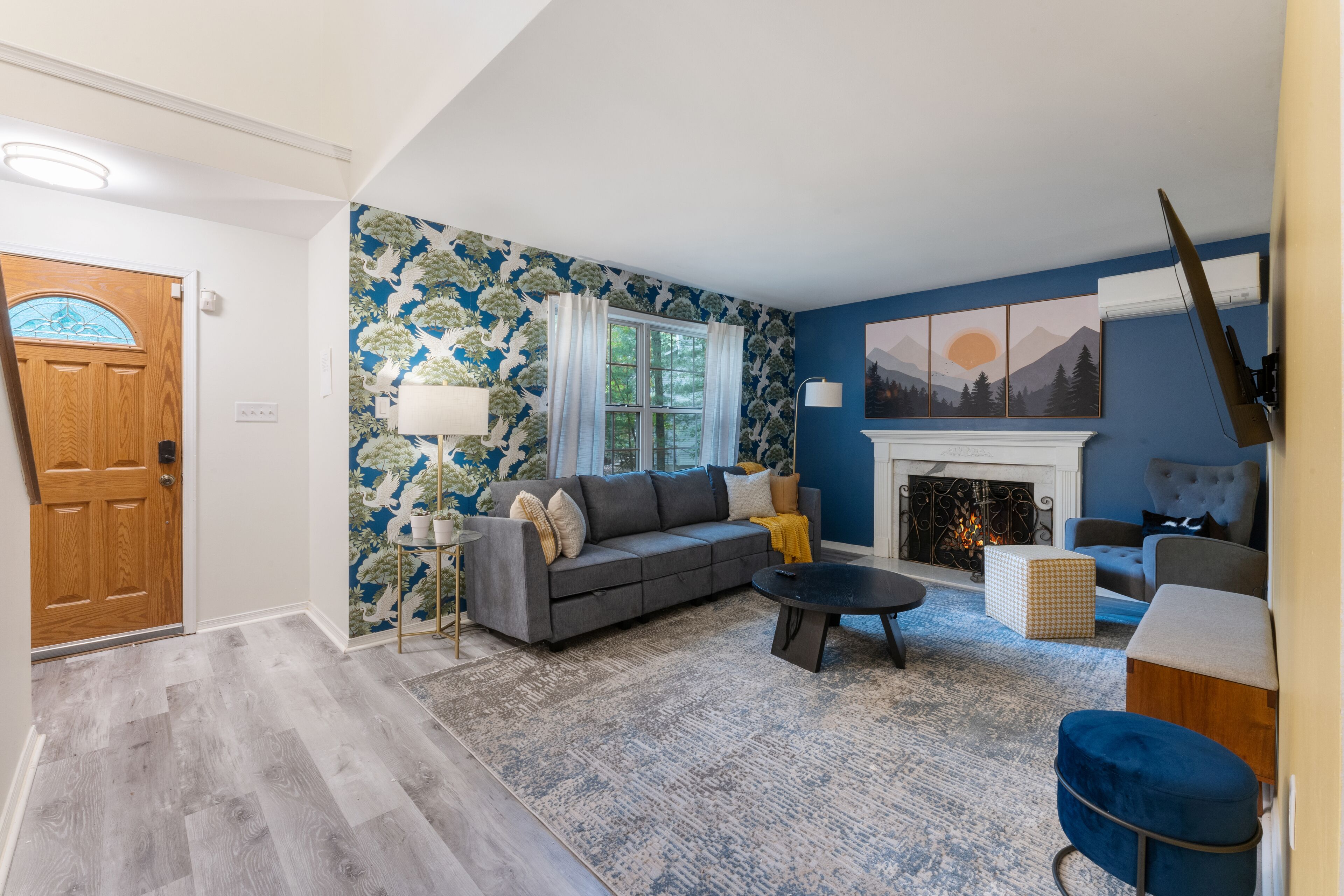 Smart TV, fireplace