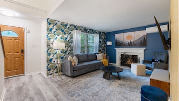 Smart TV, fireplace