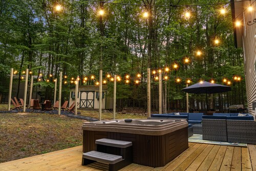 5BR Private Poconos! Hot Tub, Fire Pit, Jungle Gym
