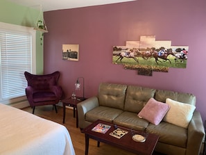 Smart TV, books - Historic Downtown Morgan Street Apartment - Pet Friendly! (Versailles)