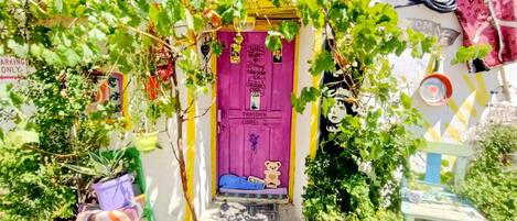 Kamar Basic | Didekorasi berbeda-beda dan dilengkapi dengan perabotan berbeda-beda