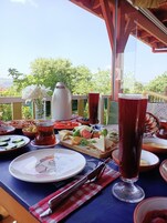 Desayuno con opciones de la cocina local incluido todos los días 