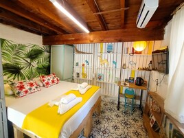 Decoración personalizada, muebles diferentes y escritorio 