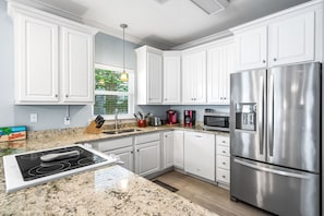 Geladeira, micro-ondas, fogão, cooktop