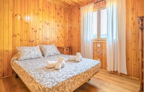 3 bedrooms, iron/ironing board, travel cot, free WiFi - Amazing home in El Borge with WiFi (El Borge)