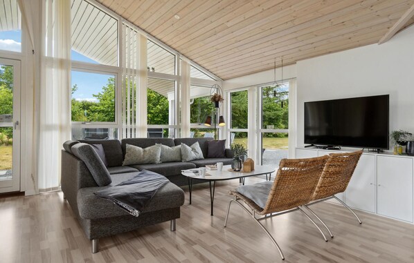 Smart TV, fireplace, foosball - Gorgeous home in Fjerritslev with sauna (Fjerritslev)