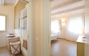 2 bedrooms, travel cot, free WiFi