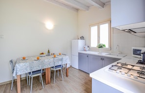 Réfrigérateur, four à micro-ondes, lave-vaisselle, cafetière-théière