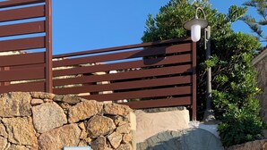 A stone wall with a sign reading "Villa Croci". - Villa Crilu Sardinia, cozy, with sea view, swimming pool and private parking space (Tanaunella)